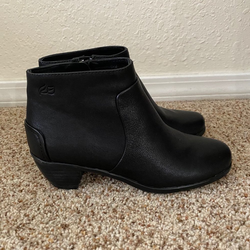 Nurture black leather booties size 5.5M NWOT